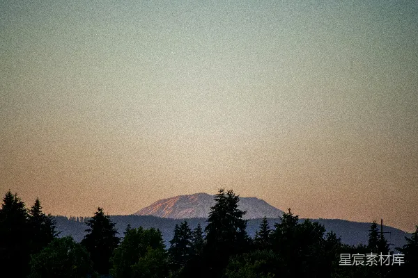 高清摄影 夕阳西下时树木和山峦的剪影
