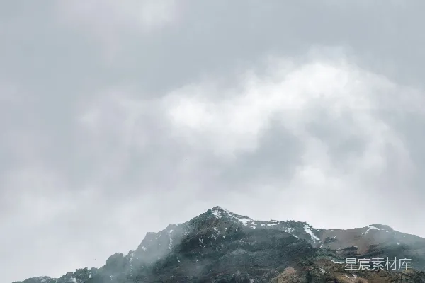高清摄影 灰色雾蒙蒙的山