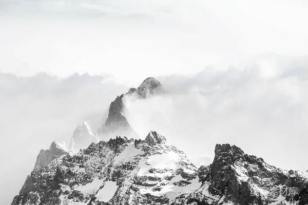 高清摄影 一张黑白照片，雪覆盖的山峰