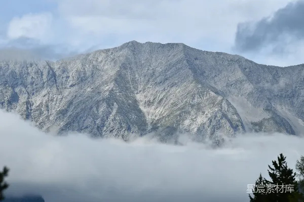 高清摄影 巍峨的山峰从翻滚的云层中矗立而出