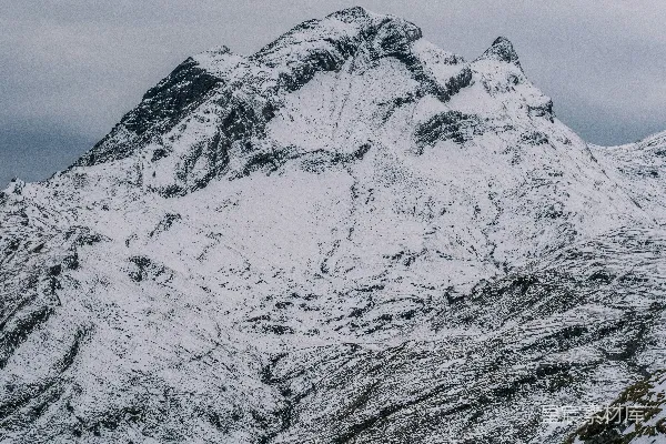 高清摄影 云层密布的天空下的积雪山峰