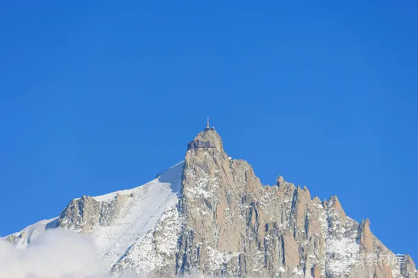 高清摄影 白雪覆盖的山峰映衬着晴朗的蓝天。
