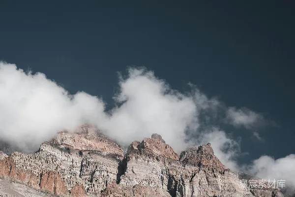高清摄影 山脉上有几朵云在天空中飘浮。