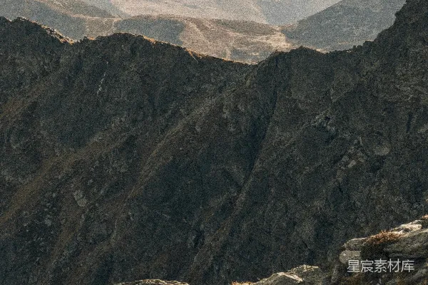 高清摄影 在阴沉的天空下，崎岖的山脉