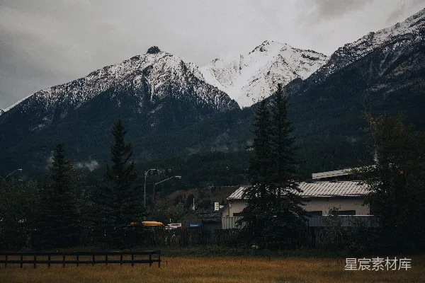 高清摄影 一座山的远景，前景中有一座房子。