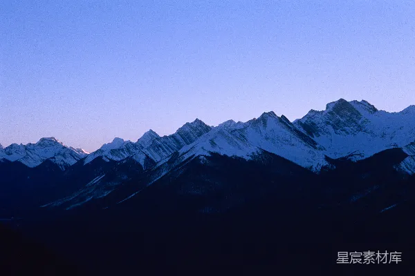 高清摄影 暮色天空下的雪山