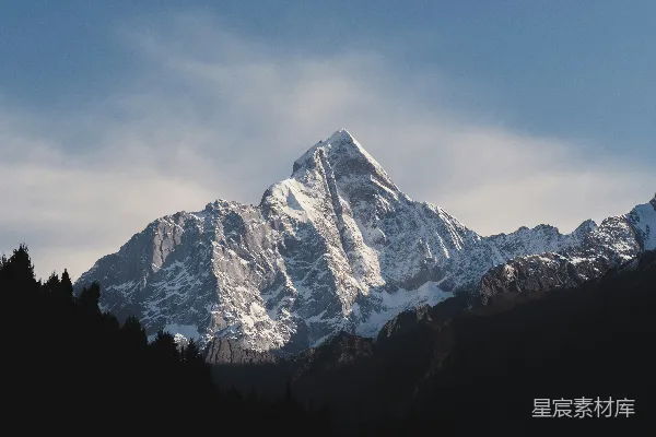 高清摄影 白雪覆盖的山峰映衬着清澈的蓝天。