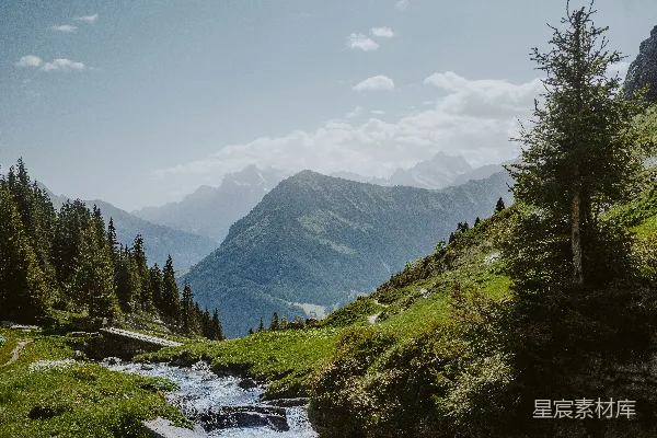 高清摄影 一条河流穿过山谷