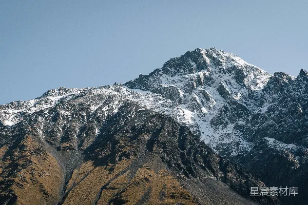高清摄影 白雪覆盖的山峰映衬着清澈的蓝天