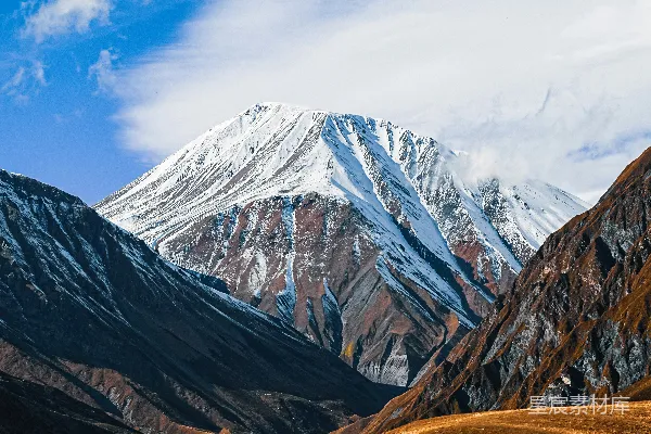 高清摄影 蓝天下的雪山峰顶