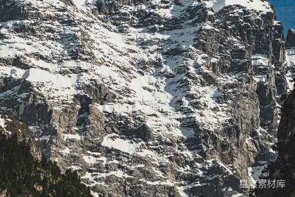 高清摄影 白雪覆盖的岩石山峰在晴朗的蓝天之下