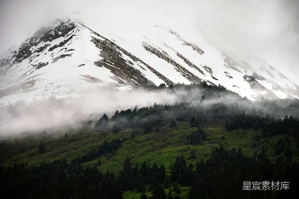 高清摄影 被雾气笼罩的积雪覆盖的山峰