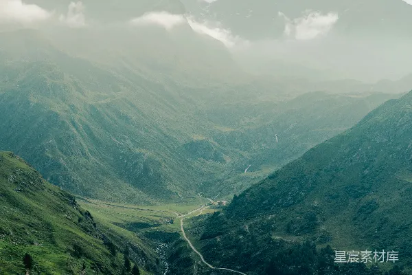 高清摄影 山脉和蜿蜒的道路构成了一幅美丽的风景。
