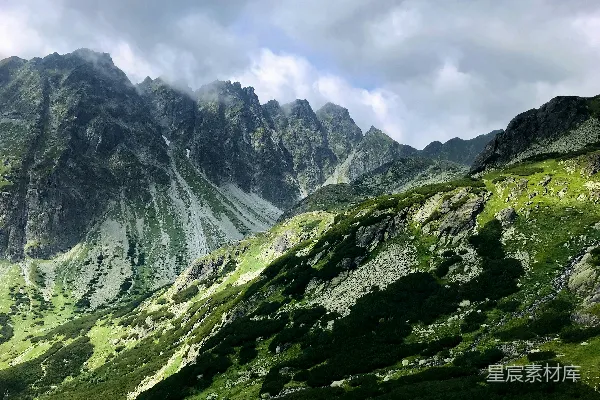 高清摄影 白天白云下的青山绿水