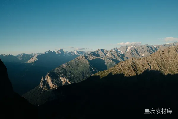 高清摄影 在阳光照耀的山峰和深邃的阴影中。