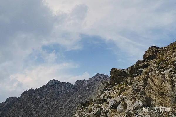 高清摄影 岩石覆盖的山坡，背景中有山。
