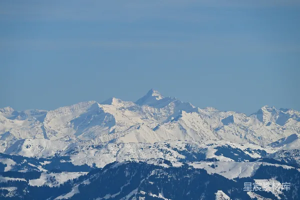高清摄影 蓝天下的白雪覆盖的山峰