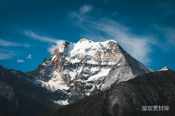 高清摄影 一座雄伟的雪山峰在晴朗的蓝天之下。