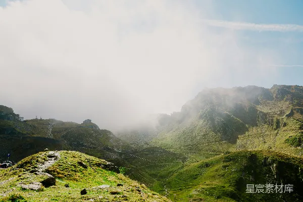 高清摄影 雾蒙蒙的山景，绿丘和小路。