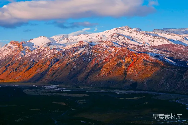 高清摄影 一座山脉，远处是被白雪覆盖的山峰。