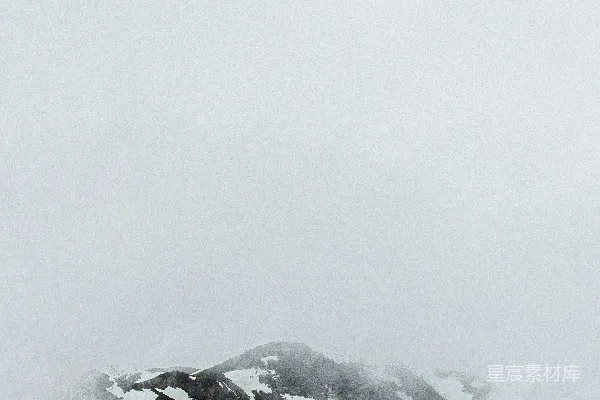 高清摄影 白天覆盖着雪的山