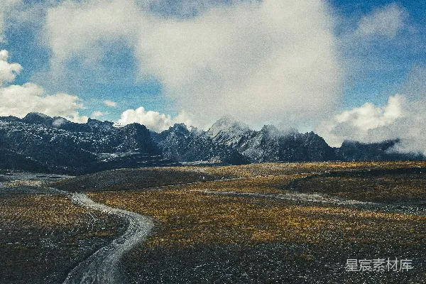 高清摄影 一条通往山脉的道路