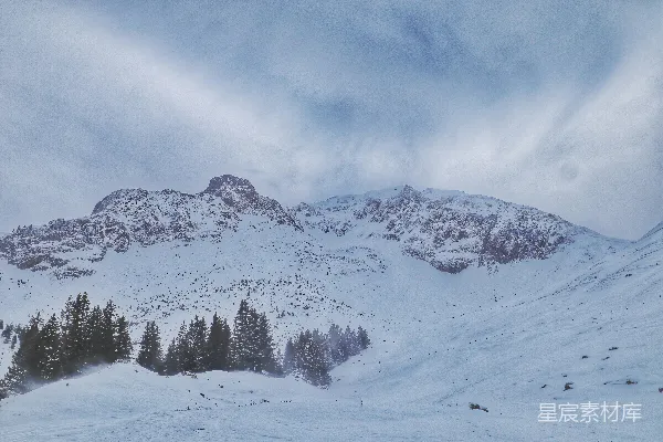 高清摄影 白天多云的天空下被雪覆盖的山