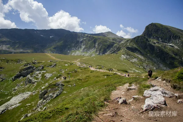 高清摄影 一群人在登山小路上徒步旅行