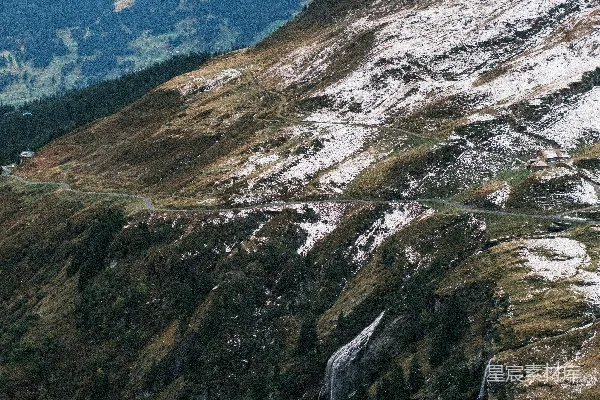高清摄影 白雪覆盖的山坡，瀑布和树木