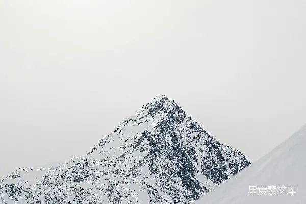 高清摄影 一个人在雪覆盖的山上滑雪