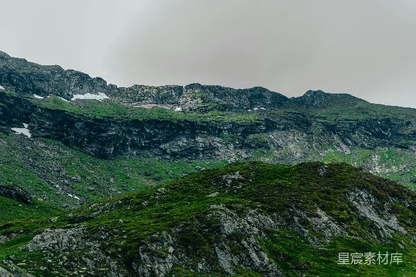 高清摄影 郁郁葱葱的青山，岩石峭壁和雪地。