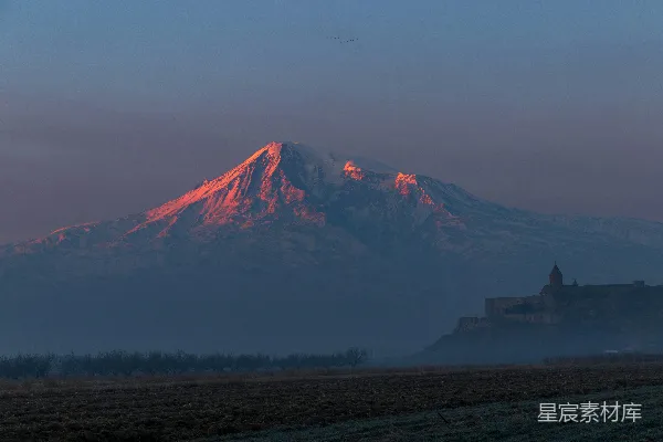 高清摄影 远处的一座山景