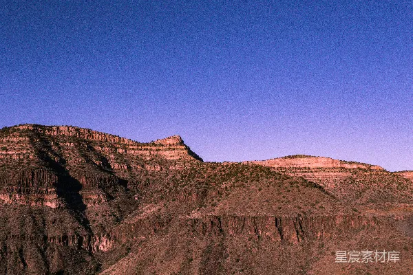 高清摄影 一幅山脉的景象，天空湛蓝清澈
