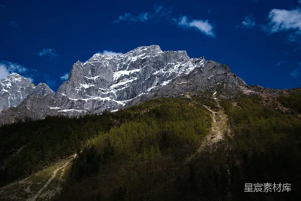 高清摄影 一座山，上面有一条上坡的小径。