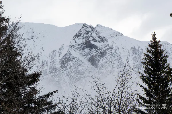 高清摄影 白天被雪覆盖的山峰