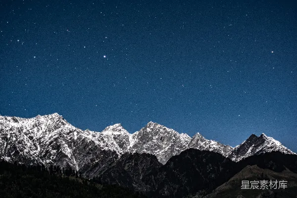 高清摄影 山脉上方夜空中闪烁的星星