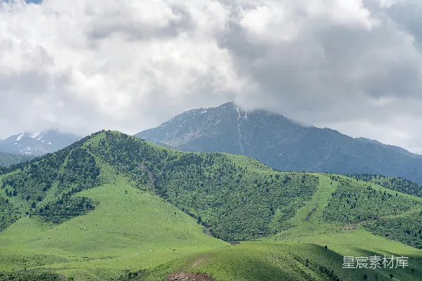 高清摄影 前有泥土小路的一片绿色山脉