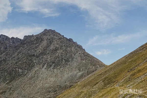 高清摄影 一个人正在上坡，背景中有一座山。