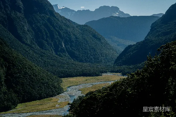 高清摄影 一处处山谷景色，背景是连绵的山峰。