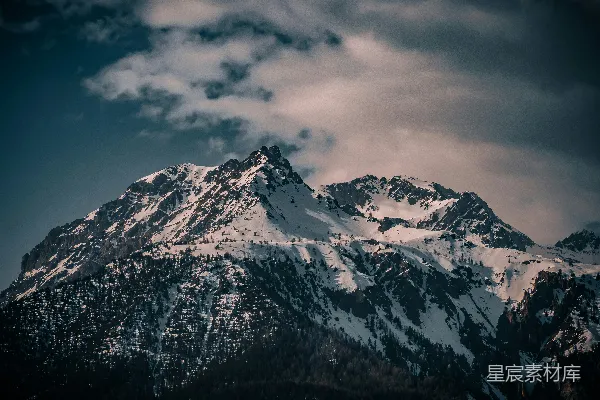 高清摄影 云层笼罩下的雪山峰顶