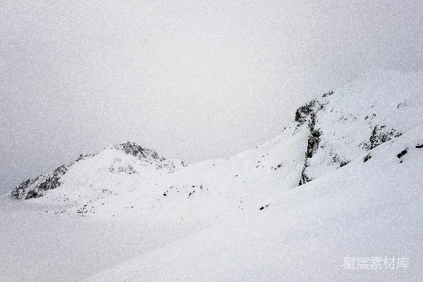 高清摄影 被白雪覆盖的山峰在白云中
