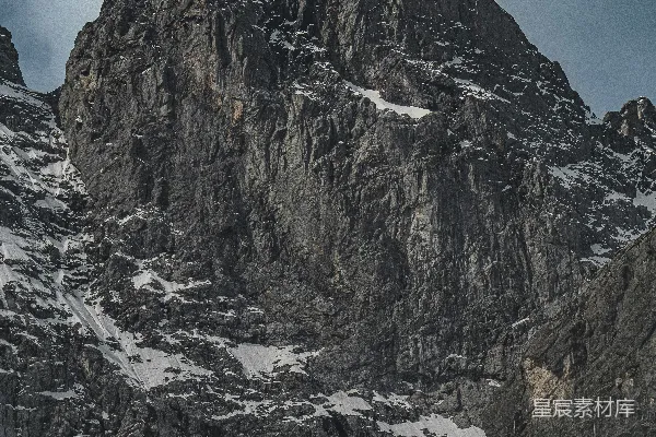 高清摄影 崎岖的山峰，山顶有积雪斑块