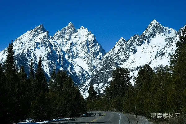 高清摄影 一条雪覆盖的山脉背景的道路