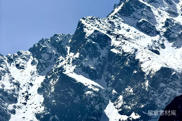 高清摄影 蓝天下的积雪覆盖的山峰