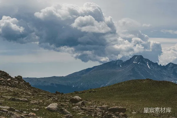 高清摄影 一座山脉的远景，天空中有云。