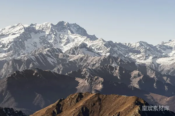 高清摄影 一座山脉，背景中是白雪覆盖的山峰。
