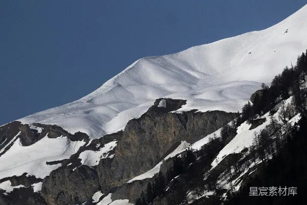 高清摄影 蓝天白云下的雪山峰顶