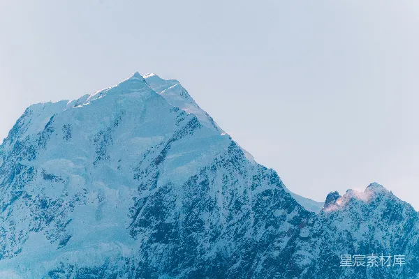 高清摄影 被白雪覆盖的山峰在晴朗的天空下
