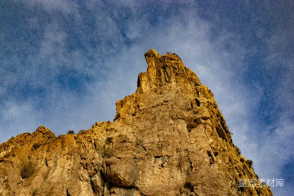 高清摄影 一座非常高大的山峰，背景是天空。