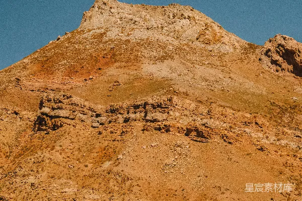 高清摄影 一座崎岖的山峰在晴朗的蓝天之下